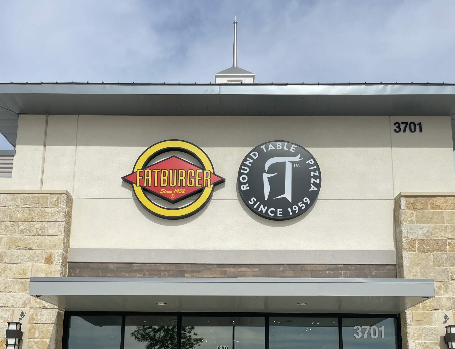 store signage of fat burger round table pizza